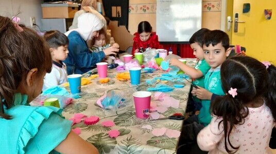 Kinderen doen een creatieve activiteit