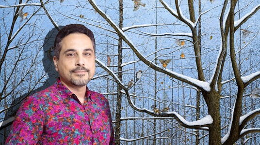 Ahmad Sheer voor één van zijn schilderijen